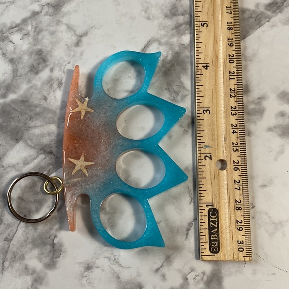 Beach Knuckles keychain - Picture 4 of 4